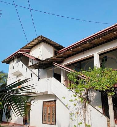 The Wave Surf Inn Midigama