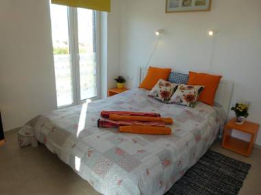 Geltoni apartamentai