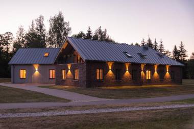 Lake & Library Hotel