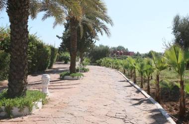Villa Danwee - 8 bedroom house with swimming pool road from Fez to Marrakech