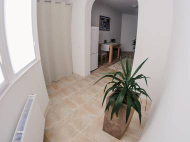 1 Bedroom Flat near Shopping Malldova!