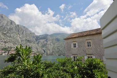 Seven Hills Duplex Eco-Cottage