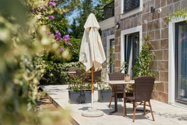 Moderna Luxury Apartments with HEATED pool