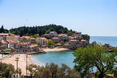 Mali Miločer Bay Accommodation