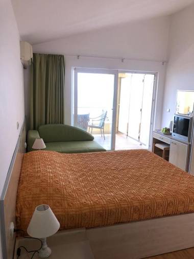 BMV room 2 with east island view