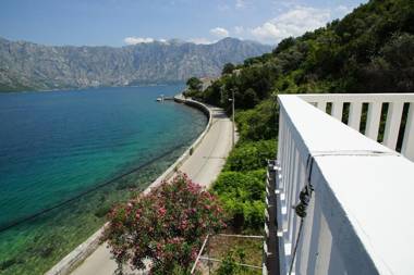 PENTHOUSE STOLIV New SPA-POOL 2022 Villa is located 5m from the sea Exclusive Terrace 100m2 Private Jetty wih Sunbeds Pebble Beach Secluded location