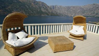 PENTHOUSE STOLIV New SPA-POOL 2022 Villa is located 5m from the sea Exclusive Terrace 100m2 Private Jetty wih Sunbeds Pebble Beach Secluded location