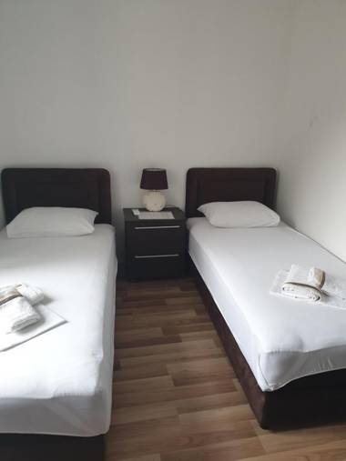 Nova dvokrevetna soba sa dva odvojena kreveta i zajedničkim kupatilom