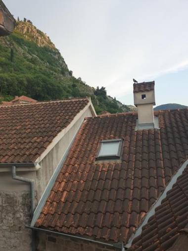 Nova dvokrevetna soba sa dva odvojena kreveta i zajedničkim kupatilom