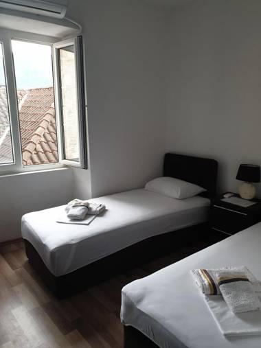 Nova dvokrevetna soba sa dva odvojena kreveta i zajedničkim kupatilom