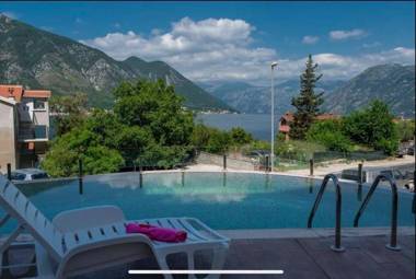 LaNi Lux View Apartment with Pool