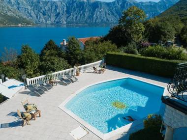 Villa Me Gusto with outdoor swimming pool and indoor hot tub