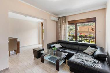 Muo Sea Front Apartments Kotor