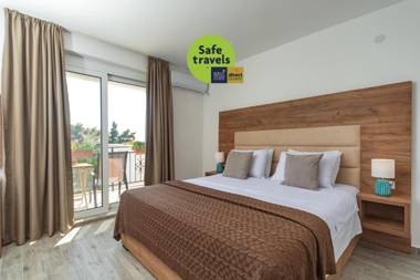 Mika's Seaview Apartments