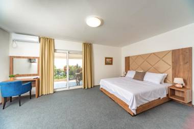 Mika's Seaview Apartments