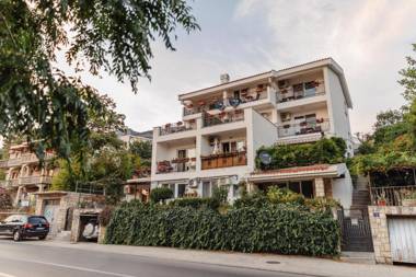 Mika's Seaview Apartments