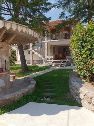 Villa D Apartments in Lastva Grbaljska