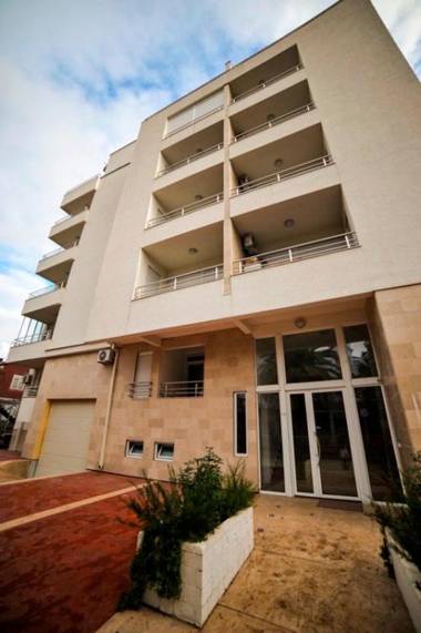 Modern Studio 200m from the Beach