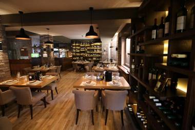 Hotel Aristocrat & Fish Restaurant