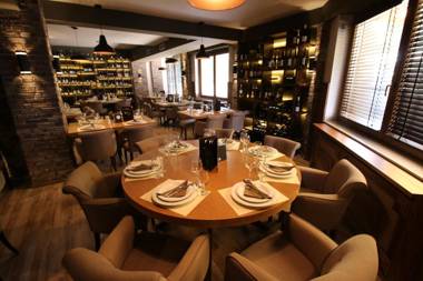 Hotel Aristocrat & Fish Restaurant