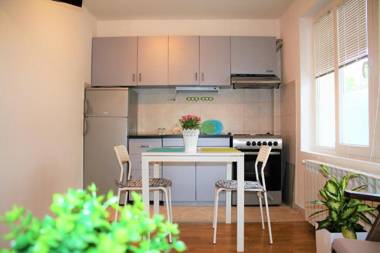 Regina's Park Studio Apartment