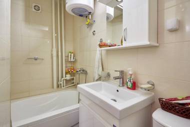 Spacious modern apartment in peaceful neighborhood