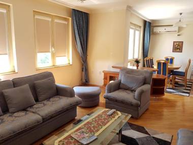 Golden Delight Central Apartment