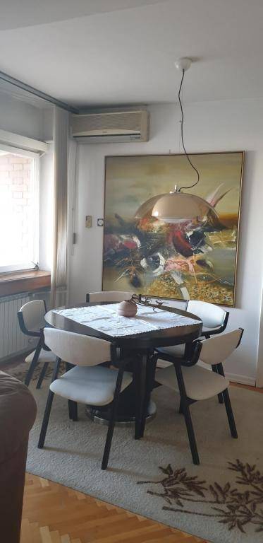 Fabulous family apartment Beverly Hills Mall area