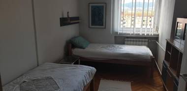 Fabulous family apartment Beverly Hills Mall area