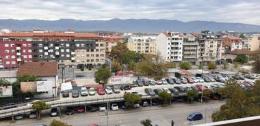 Fabulous family apartment Beverly Hills Mall area