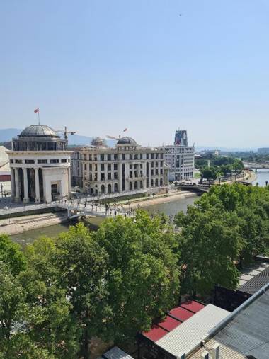 Modern & Cozy Main Square Apartment in the City Shopping Center - FREE PARKING SLOT with parking security