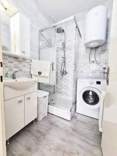 Modern & Cozy Main Square Apartment in the City Shopping Center - FREE PARKING SLOT with parking security