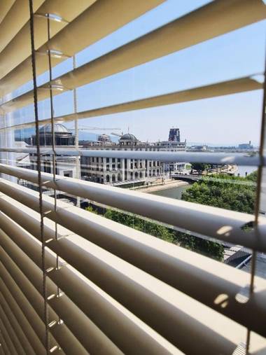 Modern & Cozy Main Square Apartment in the City Shopping Center - FREE PARKING SLOT with parking security