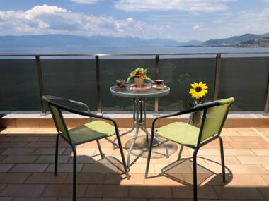 Million dollar lake view!