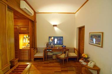 The Hotel by the Red Canal