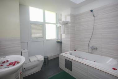 Grace Treasure Hotel