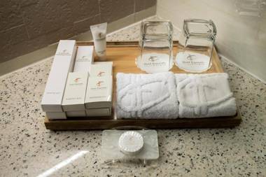 Esperado Lakeview Hotel