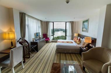 Esperado Lakeview Hotel