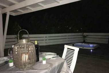 Maison d'une chambre avec jacuzzi jardin clos et wifi a Les Trois Ilets