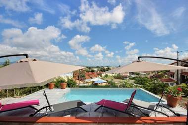 Villa Cécia : piscine vue mer plage activités et commodités à pieds