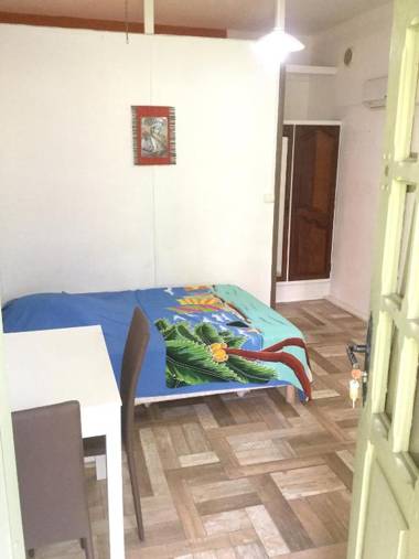 Studio avec jardin clos et wifi a Schoelcher a 2 km de la plage