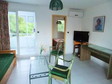 Appartement d'une chambre avec piscine partagee jardin clos et wifi a Sainte Anne a 1 km de la plage