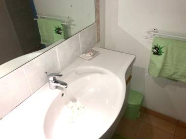 Studio a Sainte Anne a 100 m de la plage avec jardin clos et wifi