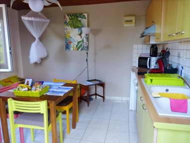 Maison d'une chambre avec piscine partagee jardin clos et wifi a Sainte Anne a 4 km de la plage