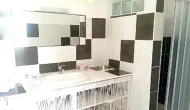 Maison de 2 chambres avec jardin clos et wifi a Riviere Salee a 8 km de la plage