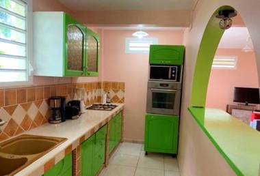 Appartement de 2 chambres avec jardin clos et wifi a Ducos