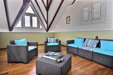 Villa Palmier rouge : 3 ch piscine à débordement vue mer et végétation