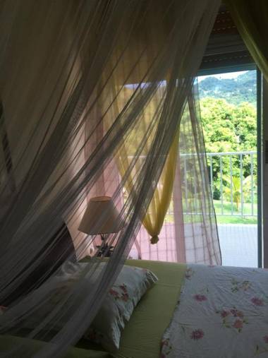 La Colline Bed and Table