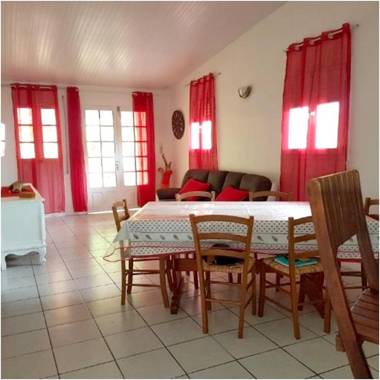 Maison de 3 chambres avec vue sur la ville jardin clos et wifi a Le Lamentin