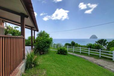 Bungalow de 2 chambres a Le Diamant a 50 m de la plage avec vue sur la mer jardin clos et wifi